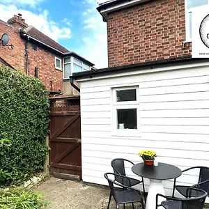 3 Bedroom House With Parking & Garden By Cherry Short Lets & Serviced Apartment